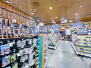 Geniş açı görüşü bulanık olta takımları, balık oltaları, makaralar, Dallas, Teksas, Amerika yakınlarındaki açık hava dükkanında olta takımı dahil olmak üzere malzemeler. Dik olta ve makara kombinasyonları