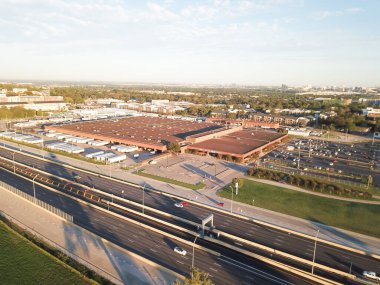 Aerial view büyük dağıtım merkezi, I-30 Tom Landry çevre yolu boyunca Batı Dallas, Teksas, Amerika 'da bir depo. Deniz kabuğu endüstriyel bina otoparkları sıra sıra nakliye konteynırları karavanı