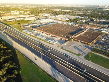 Aerial view büyük dağıtım merkezi, I-30 Tom Landry çevre yolu boyunca Batı Dallas, Teksas, Amerika 'da bir depo. Deniz kabuğu endüstriyel bina otoparkları sıra sıra nakliye konteynırları karavanı