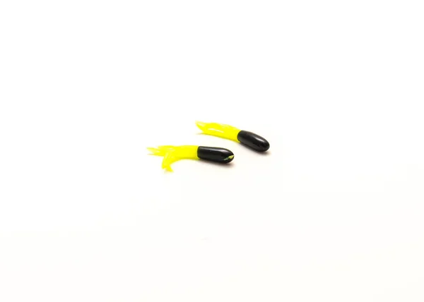 Close-up dois brilho mini cauda iscas de pesca em preto e Chartreuse cor amarela isolada no fundo branco — Fotografia de Stock