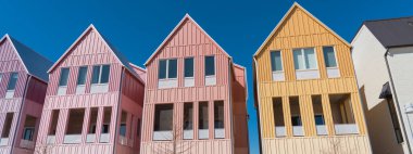 Panorama manzaralı yeni bir şehir merkezi. Metal çatısı ve olukları olan üç katlı bir ev. Wheeler Bölgesi, Oklahoma City, Amerika 'da açık mavi gökyüzü altında.