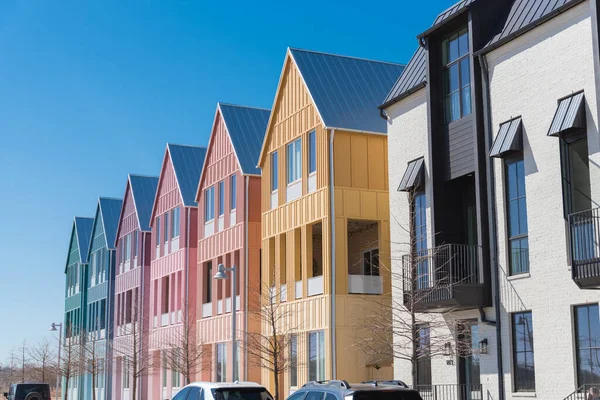 Színes Fejlesztés Háromemeletes Lakóház Fém Tetővel Ereszcsatornával Napos Tiszta Kék — Stock Fotó