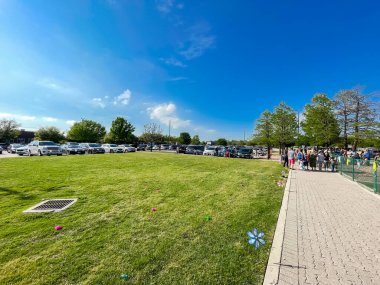 Dwight, TX, US-APR 15, 2022: güneşli bahar çimleri ve yerel kilisedeki yumurta avlama etkinlikleri için saklanan birçok Paskalya yumurtası. Amerika 'da geleneksel Paskalya kutlamaları.