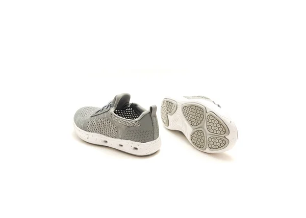 一双崭新的灰色鞋子 专为蹒跚学步的男孩设计 背景为白色 带有裁剪路径和复制空间的幼儿小吃 — 图库照片