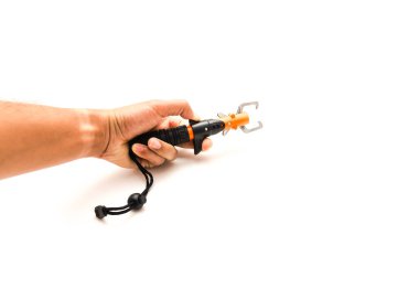 Yakın plan Asyalı erkek eli, işaret parmağı, balık, dudak, paslanmaz çelik çene ve beyaz arkaplanda izole edilmiş yaylı plastik tutacağı var.