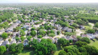 Doğal ortamında, yemyeşil ve çimen arazili bir ev. Teksas, Flower Mound 'daki yatay çizgiye. Dallas banliyöleri üzerinde uçun. Tek aile evleri. Geniş arka bahçeler.