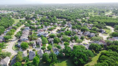 Doğal ortamında, yemyeşil ve çimen arazili bir ev. Teksas, Flower Mound 'daki yatay çizgiye. Dallas banliyöleri üzerinde uçun. Tek aile evleri. Geniş arka bahçeler.