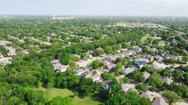 White Water Tower Serving Residential Neighborhood Lush Green Trees Row — Foto Stock