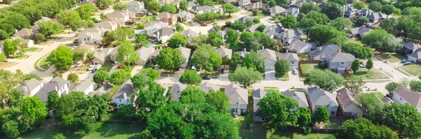 Panorama, olgunlaşmış ağaçları ve Teksas 'taki Çiçek Tepesi' nde iki katlı evleri olan yerleşik bir mahalle. Dallas banliyöleri lüks parklarda tek aile evleri geniş arka bahçeler yemyeşil