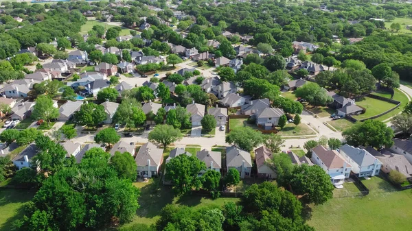ABD 'nin Teksas eyaletindeki Çiçek Tepesi' nde olgunlaşmış ağaçlar ve çayırlarla çevrili hava manzaralı yerleşim yerleri. Dallas banliyölerindeki lüks parklarda geniş bahçeli, yemyeşil aile evleri var.