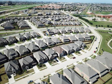 Kuzey Teksas, Amerika 'da arka planda apartman kompleksi olan iki katlı lüks evler. Karayolu ve ticari binaların yakınındaki kiralık ve konut.