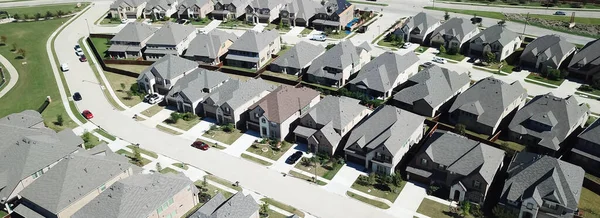 Panorama hava manzaralı yeni lüks yerleşim yerleri Kuzey Teksas, Amerika 'da iki katlı evler. Geniş, tek katlı, küçük bir otoparkta tek katlı, tek katlı bir aile evi.