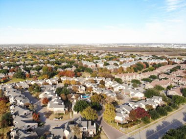 Hava manzaralı geniş bir grup kasaba evi, apartman kompleksi ve renkli sonbahar yeşillikleri olan tek bir aile evi, Dallas, Teksas. ABD 'nin banliyölerinde düşük yoğunluklu alt bölüm alanı