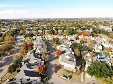 Dallas, Teksas, Amerika 'nın dışındaki tek aile evleri ve renkli sonbahar yapraklarıyla hava manzaralı evler. Şehir ve kasabaların dış köşelerine düşük yoğunluklu alt bölünme alanı