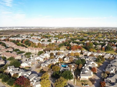 Kasaba evleri, apartman kompleksi ve Dallas, Teksas 'ın dışında renkli yapraklarla çevrili bekar aile evleri ile güzel bir banliyö yayılımı. ABD 'nin banliyölerinde düşük yoğunluklu alt bölüm alanı