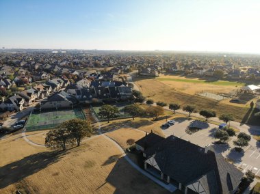 Büyük otlak parkı, tenis kortu kompleksi ve oyun parkı olan lüks iki katlı evler. Dallas, Teksas, Amerika 'nın banliyöleri. Yeni geliştirme konut sahipleri derneği tesisleri
