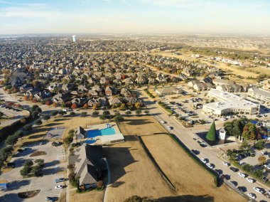 Dallas, Teksas 'ın banliyölerinde, alışveriş merkezinin yakınındaki açık yüzme havuzlu en iyi manzaralı semt. Su kulesi ve sonbahar yeşillik arka planı