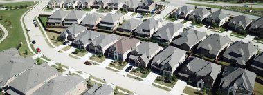 Panorama hava manzaralı yeni lüks yerleşim yerleri Kuzey Teksas, Amerika 'da iki katlı evler. Geniş, tek katlı, küçük bir otoparkta tek katlı, tek katlı bir aile evi.