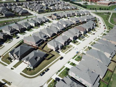 Kuzey Teksas, Amerika 'da sıra sıra iki katlı evleri olan yeni lüks yerleşim yerleri. Geniş, tek katlı, küçük bir otoparkta tek katlı, tek katlı bir aile evi.