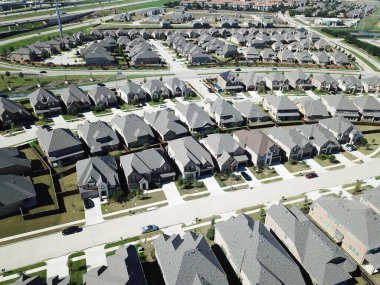 Kuzey Teksas, Amerika 'da sıra sıra iki katlı evleri olan yeni lüks yerleşim yerleri. Geniş, tek katlı, küçük bir otoparkta tek katlı, tek katlı bir aile evi.