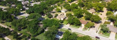 Panorama manzaralı tek kişilik evleri olan yerleşim yerleri Richardson, Teksas, ABD 'de yemyeşil olgun ağaçlar. Kuzey Teksas Daire 1 'de büyük bir arka bahçe var.