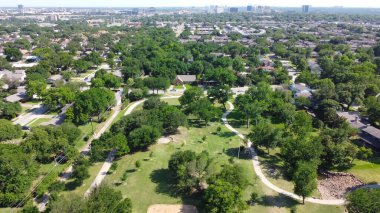 Yol sistemi olan yemyeşil çimenlik bir park ve Richardson şehir merkezindeki yerleşim yerinin yakınlarında olgunlaşmış ağaçlar. Kuzey Teksas, ABD 'de hava sahasının alt bölümü yayılıyor.