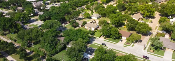 Panorama manzaralı tek kişilik evleri olan yerleşim yerleri Richardson, Teksas, ABD 'de yemyeşil olgun ağaçlar. Kuzey Teksas Daire 1 'de büyük bir arka bahçe var.