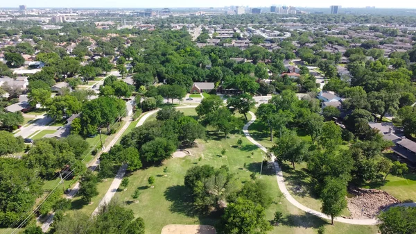 Yol sistemi olan yemyeşil çimenlik bir park ve Richardson şehir merkezindeki yerleşim yerinin yakınlarında olgunlaşmış ağaçlar. Kuzey Teksas, ABD 'de hava sahasının alt bölümü yayılıyor.