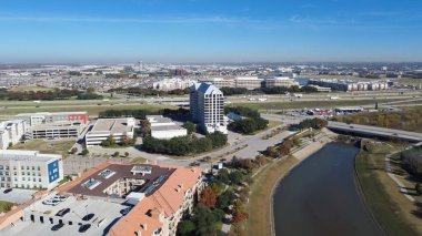 Dallas, Teksas, Amerika yakınlarında ofis binaları olan yepyeni bir apartman dairesi. Riverside çok katlı kiralık kompleksi beton yol kaldırımı güneşli mavi gökyüzü