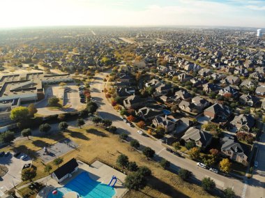 HOA yüzme havuzu ve renkli sonbahar yeşillikleri ile Dallas, Teksas 'ın güneyindeki Cedar Hill' de yeni yerleşim yerleri. Banliyöde iki katlı evler yayılıyor.