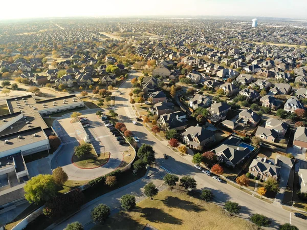 Luchtfoto Voorstedelijke Woonwijk Buurt Van Commerciële Gebouwen Kleurrijke Herfst Gebladerte — Stockfoto