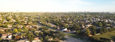 Panorama hava manzarası ustası şehir merkezinde Dallas, Teksas 'ın arka planında yerleşim bölgeleri ve yerleşim alanları planlıyordu. Alt bölümdeki tek kişilik aile evleri.