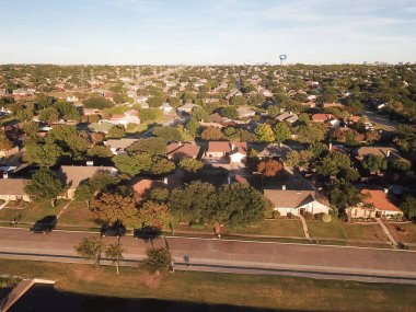 Aktarım kulesi elektrik direğinin havadan görüş açısı. Dallas şehir merkezindeki yerleşim merkezinin yanında. Arka planda Carrollton, Teksas, Amerika yakınları var. Banliyölerin alt bölümü yayılıyor.