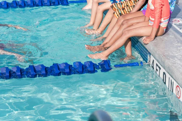 Різні Діти Відпочивають Басейні Класу Плавання Північному Техасі Америка Мультиетнічна — стокове фото