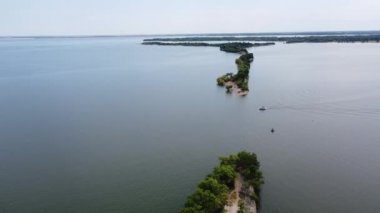 Dallas Dam Gölü 'nün ilk ihlaline yaklaşan hava manzaralı tekne Lewisville, Teksas, ABD' nin üst ve alt kısımlarını ayırıyor.