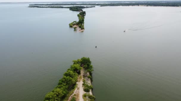 ダラス湖の元の違反に近づいて空中ビューボートダム別名ザ カットは 米国テキサス州ルイスビル湖の上下半分を分割します — ストック動画