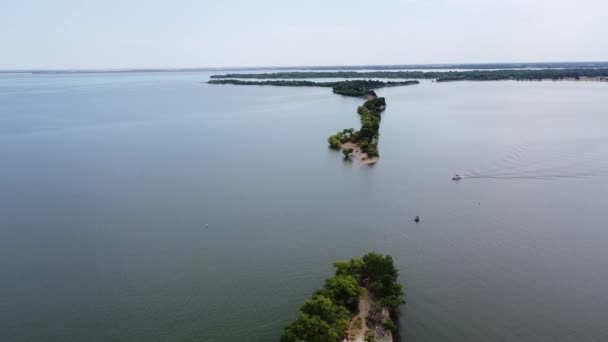 Barco Vista Aérea Acercándose Brecha Original Presa Del Lago Dallas — Vídeos de Stock