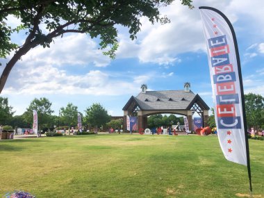 COPPELL, TX, ABD-2 Temmuz 2022: 4 Temmuz Bağımsızlık Günü 'nü Coppell' de kutlamak için Andrew Brown Park 'ın doğusunda büyük bir çim meydanı olan özel etkinlikler