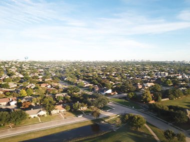 Carrollton, Teksas, Amerika 'nın arka planında Dallas şehir merkezi siluetleri olan havacılık manzaralı bir mahalle. Şehir merkezinin alt bölümündeki tek kişilik aile evleri.