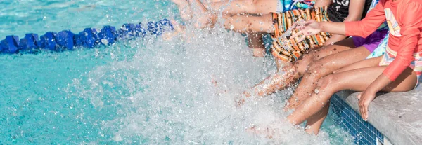 Panorama Ver Grupo Diversos Niños Multiétnicos Pateando Salpicaduras Agua Piscina — Foto de Stock