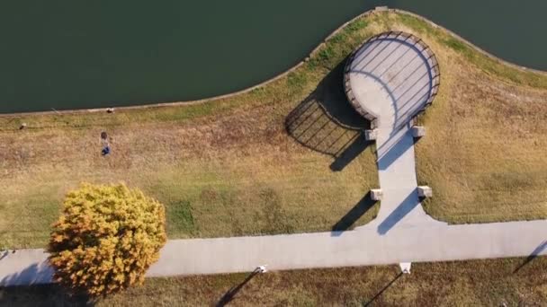 Top View Lakeside Park Viewpoint People Walking Clean Concrete Pathway — стокове відео