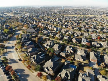 Beyaz su kulesi ve renkli sonbahar yaprakları olan iki katlı gökyüzü manzaralı evler. Dallas, Teksas 'ın güneyinde Cedar Hill' de. Geniş bahçesi ve çiti olan bir banliyö evi.