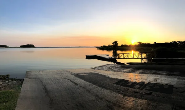 Panorama Ver Pequeñas Olas Cerca Orilla Del Lago Grapevine Con —  Fotos de Stock