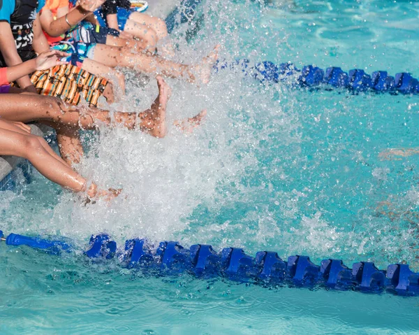 Група Різних Багатоетнічних Дітей Які Штовхають Воду Басейні Класу Плавання — стокове фото