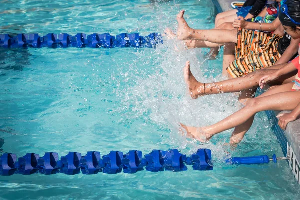 Gruppo Diversi Bambini Multietnici Che Lanciano Spruzzi Acqua Bordo Piscina — Foto Stock