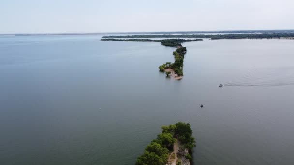 Barco Vista Aérea Acercándose Brecha Original Presa Del Lago Dallas — Vídeo de stock
