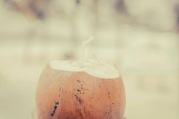Открытый Свежий Коричневый Кокосовый Напиток Белой Пластиковой Соломинкой Изолированной Пляжном — стоковое фото