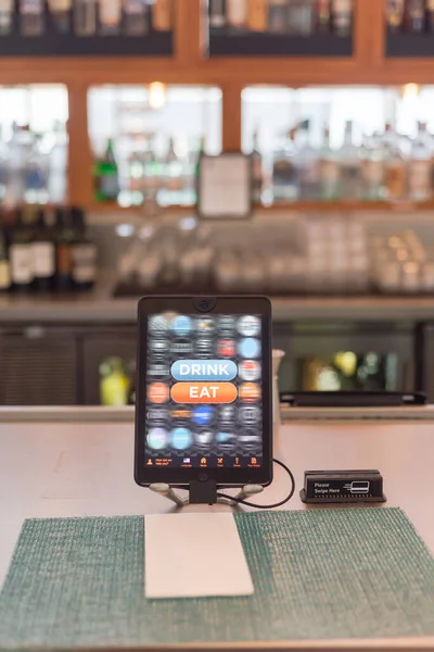 Tablet Swipe Magnetic Credit Card Reader Order Food Drink Airport — Zdjęcie stockowe
