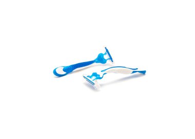 Beyaz arka planda ergonomik sapı olan iki yeni mavi ve beyaz plastik tek kullanımlık tıraş bıçağı. Sivri uçlu ve çelik bıçaklı bir jilet..