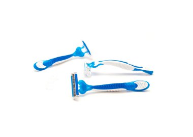 Beyaz arka planda ergonomik sapı olan üç adet yeni mavi ve beyaz plastik tek kullanımlık tıraş bıçağı. Sivri uçlu ve çelik bıçaklı bir jilet..